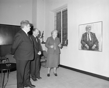 103081 Afbeelding van de onthulling van een geschilderd portret van oud-burgemeester H.J.L. Vonhoff in het Stadhuis ...